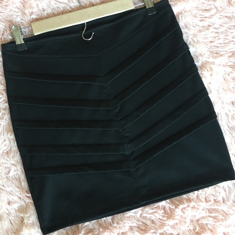 HIGH WAISTED BLACK PLEATED MINI SKIRT · SIZE L - Picture 3 of 5